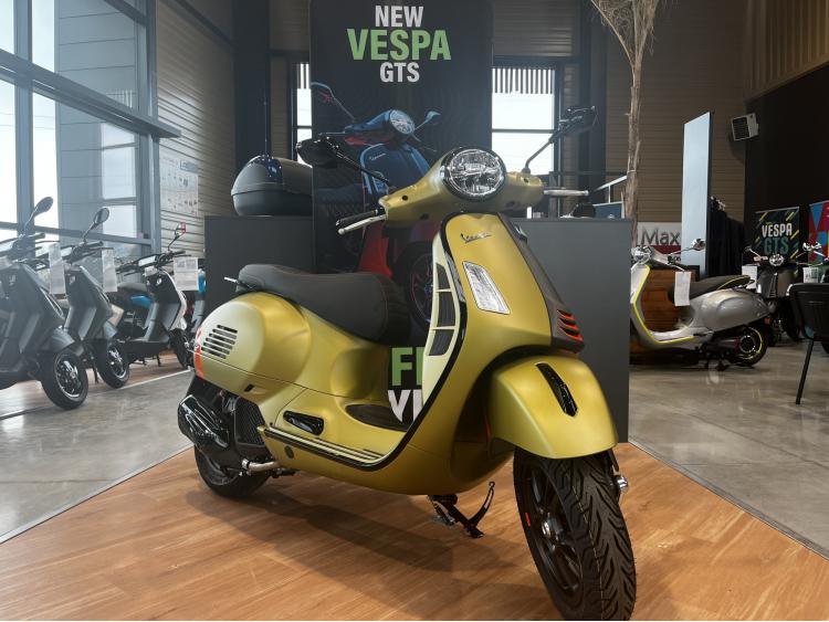 VESPA GTS SUPER SPORT
